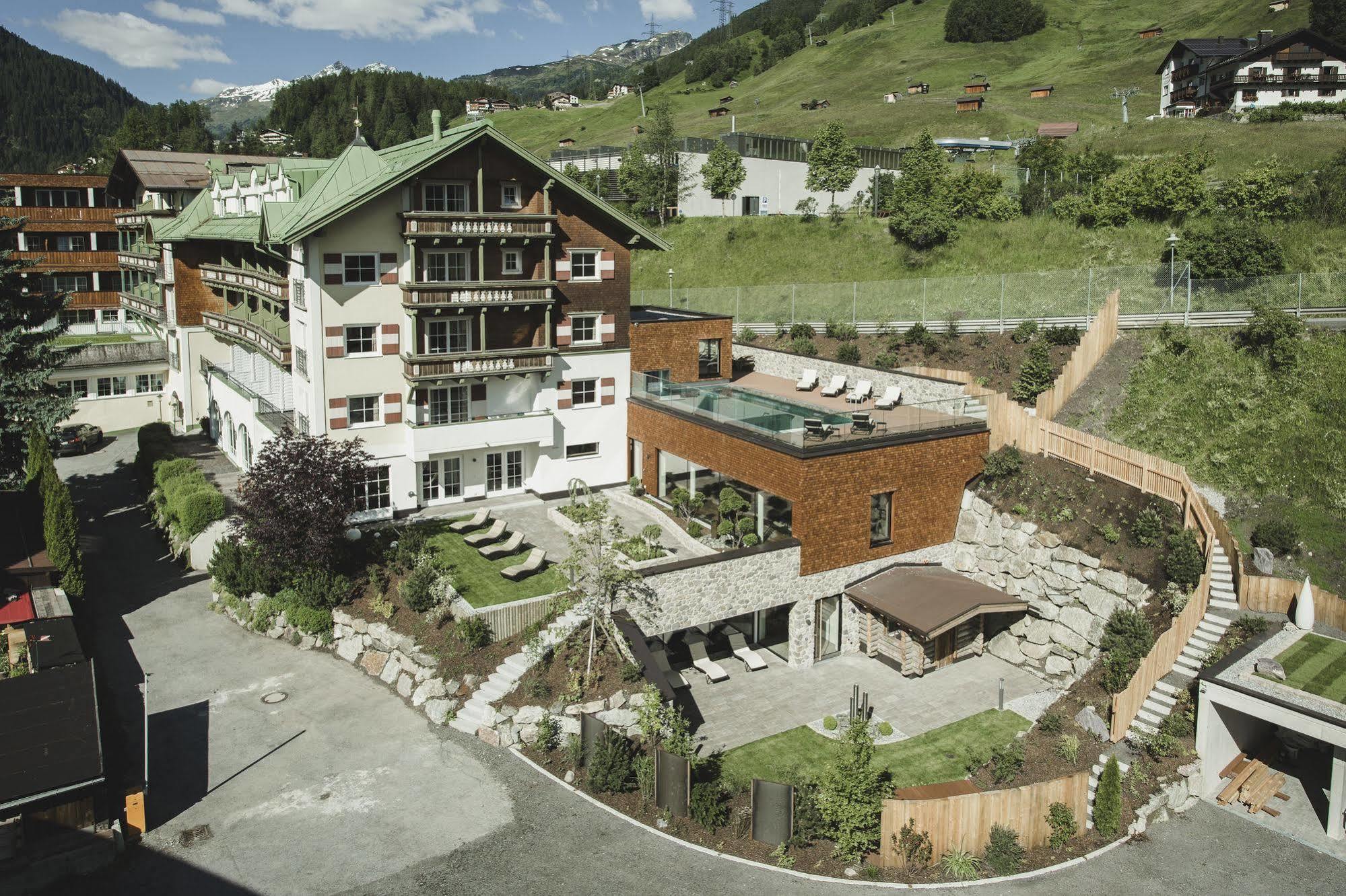 Hotel Schwarzer Adler - Sport & Spa Sankt Anton am Arlberg Esterno foto